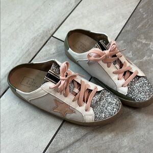 Stylish Glitter Sneakers with Pink Laces